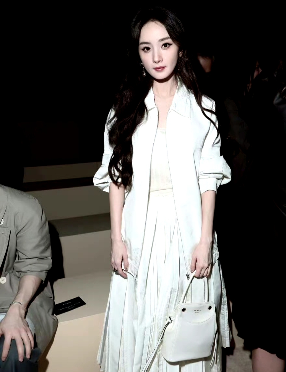 明艳的美貌成功给人留下了深刻的印象