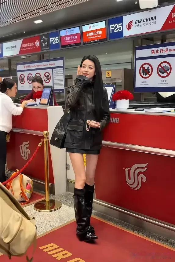 离婚后的孙怡更美了！黑皮衣搭短裙现身机场，又瘦又白少女感爆棚