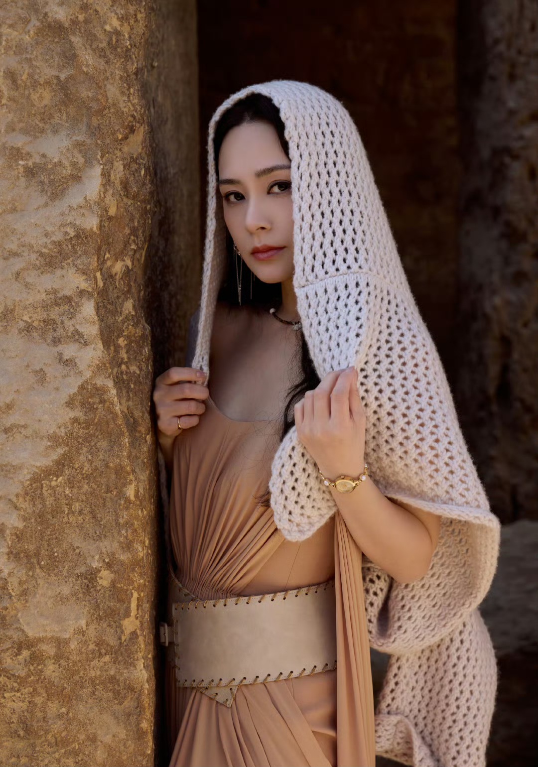 香港茶餐厅偶遇钟欣潼，离开美颜滤镜的她本人和精修照一样漂亮