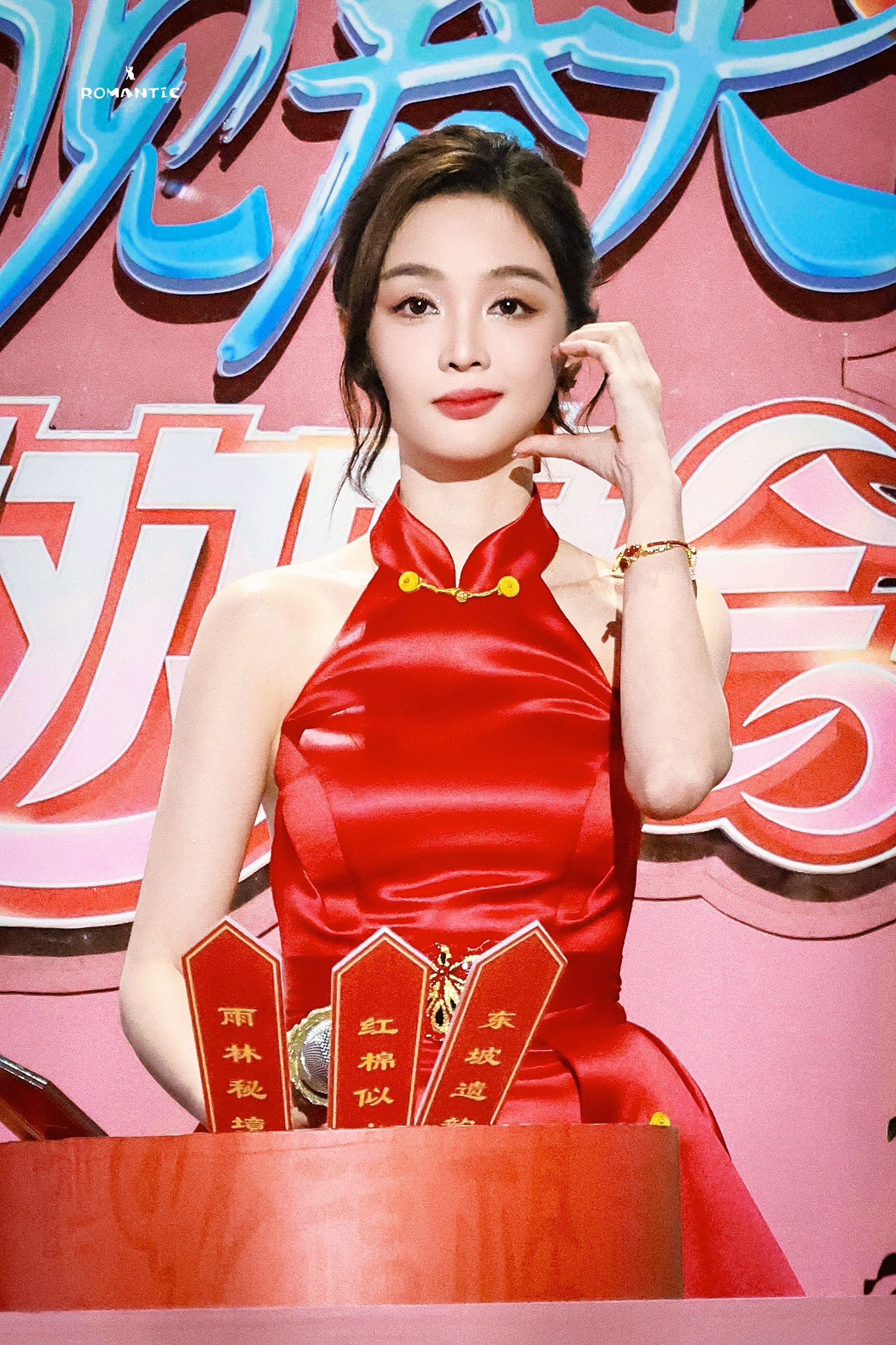 吴宣仪 海南春晚美照 大长腿还是最吸睛