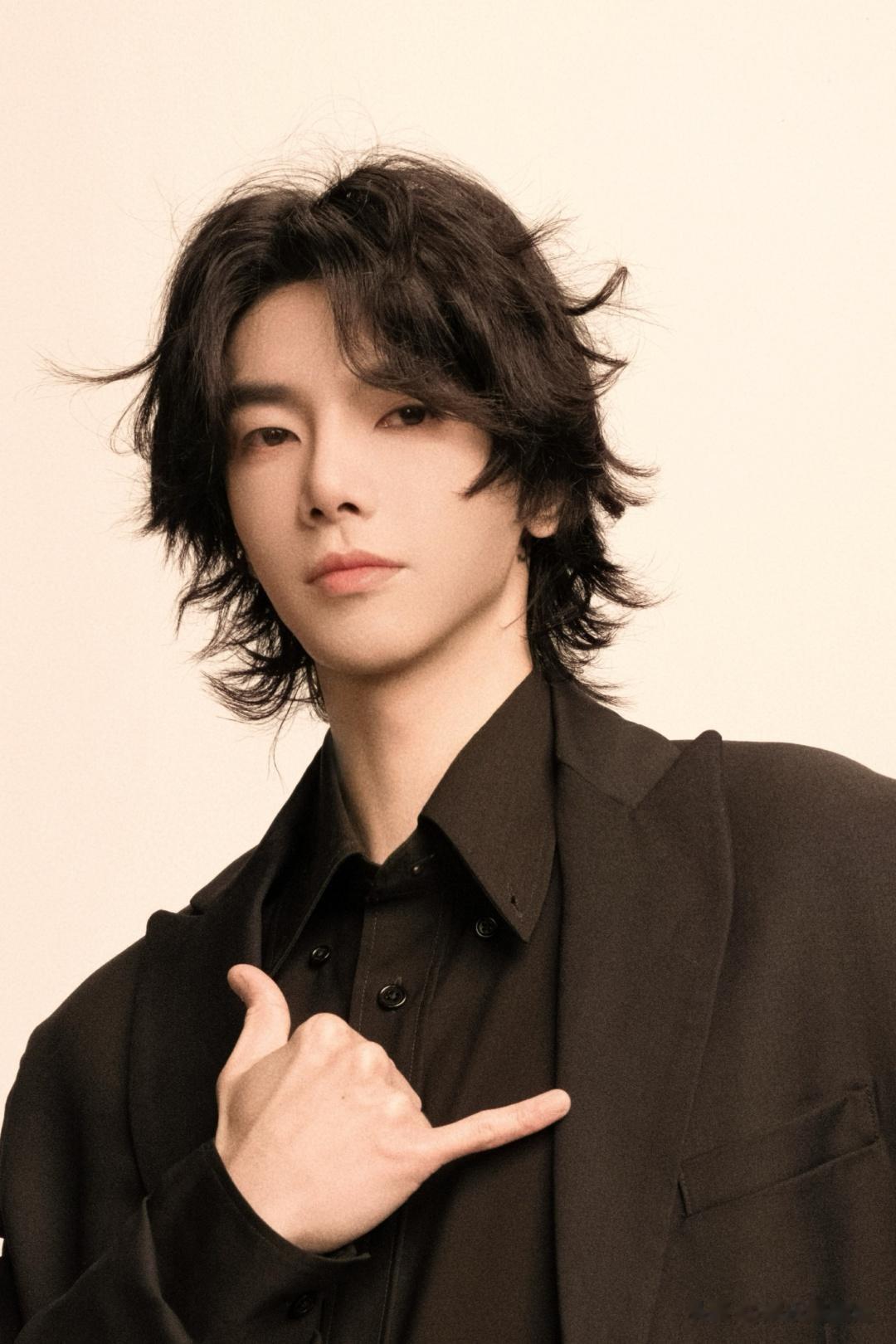 庞麦郎再撕华晨宇，工作室怒怼“冷饭又炒”，这出戏演8年了？