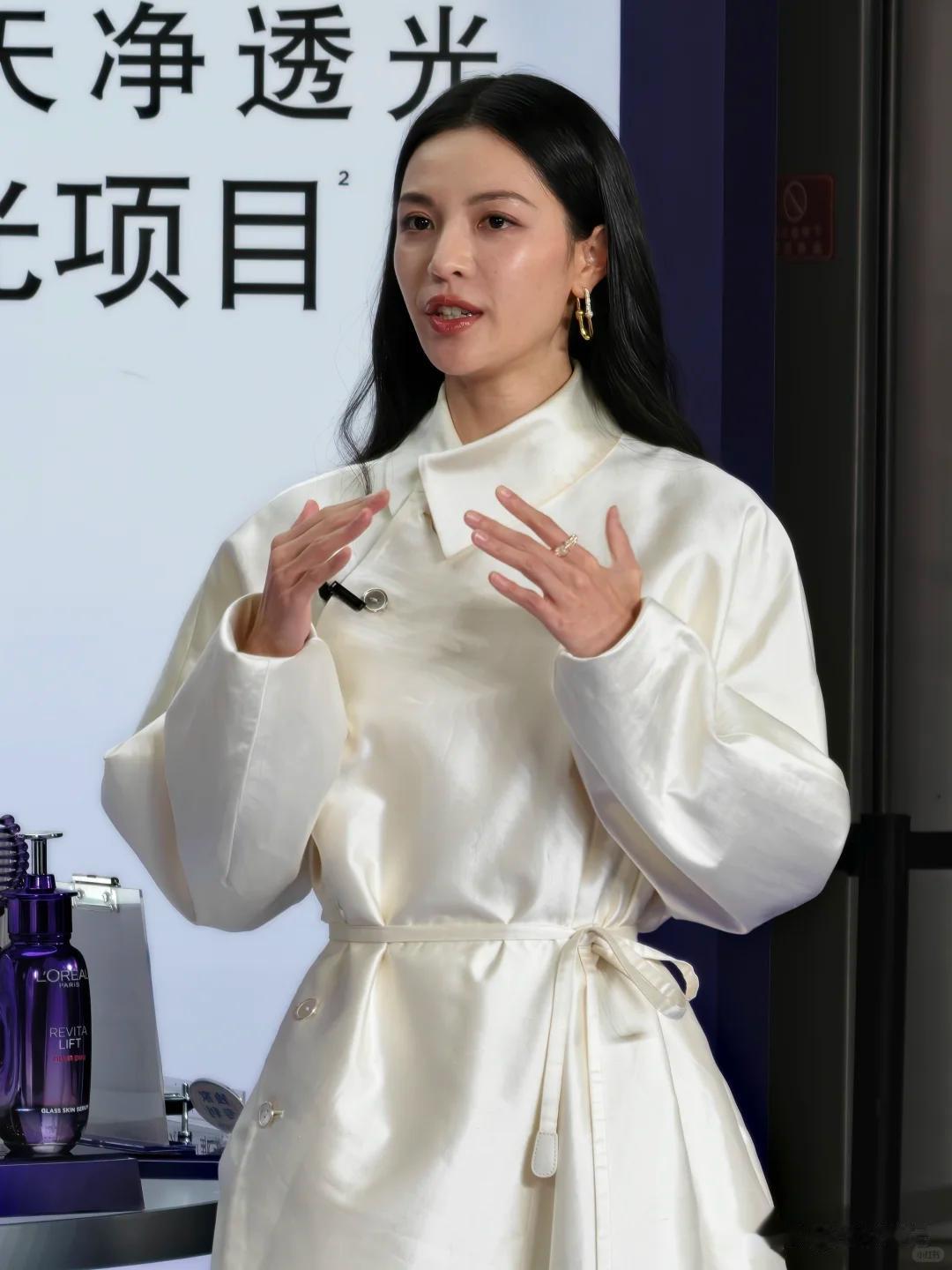 钟楚曦状态绝了！黑长直淡妆姐感拉满艳压全场，生图比精修更能打