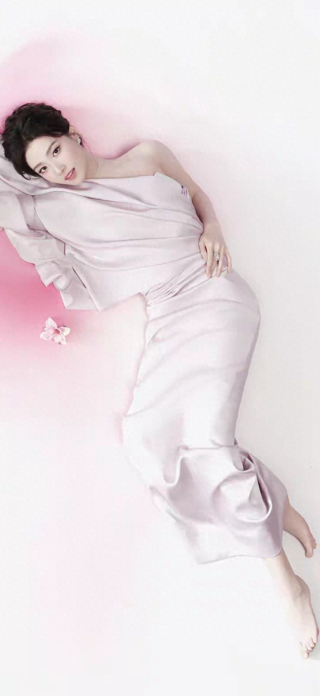 鱼尾裙光脚丫，上海的演员 卢昱晓