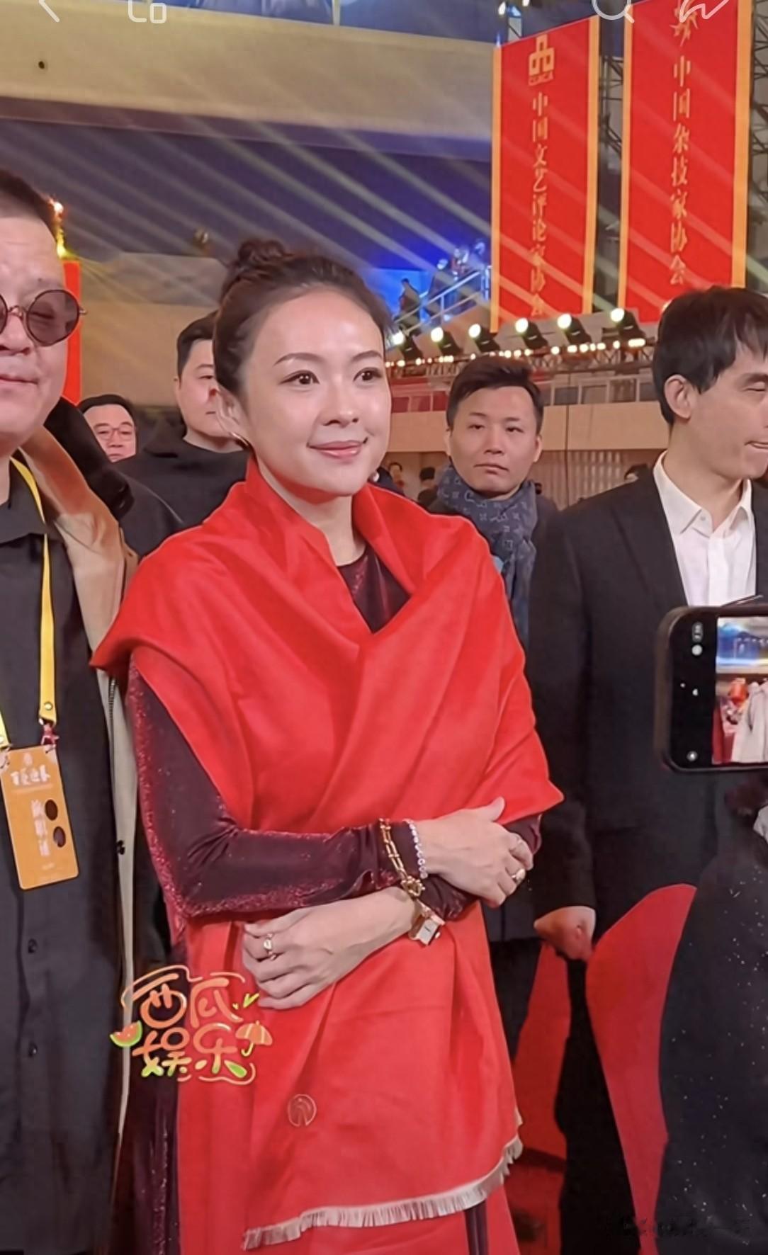 章子怡现身晚会气质100分，给人腾位置超有礼貌 ！眼神温和了很多