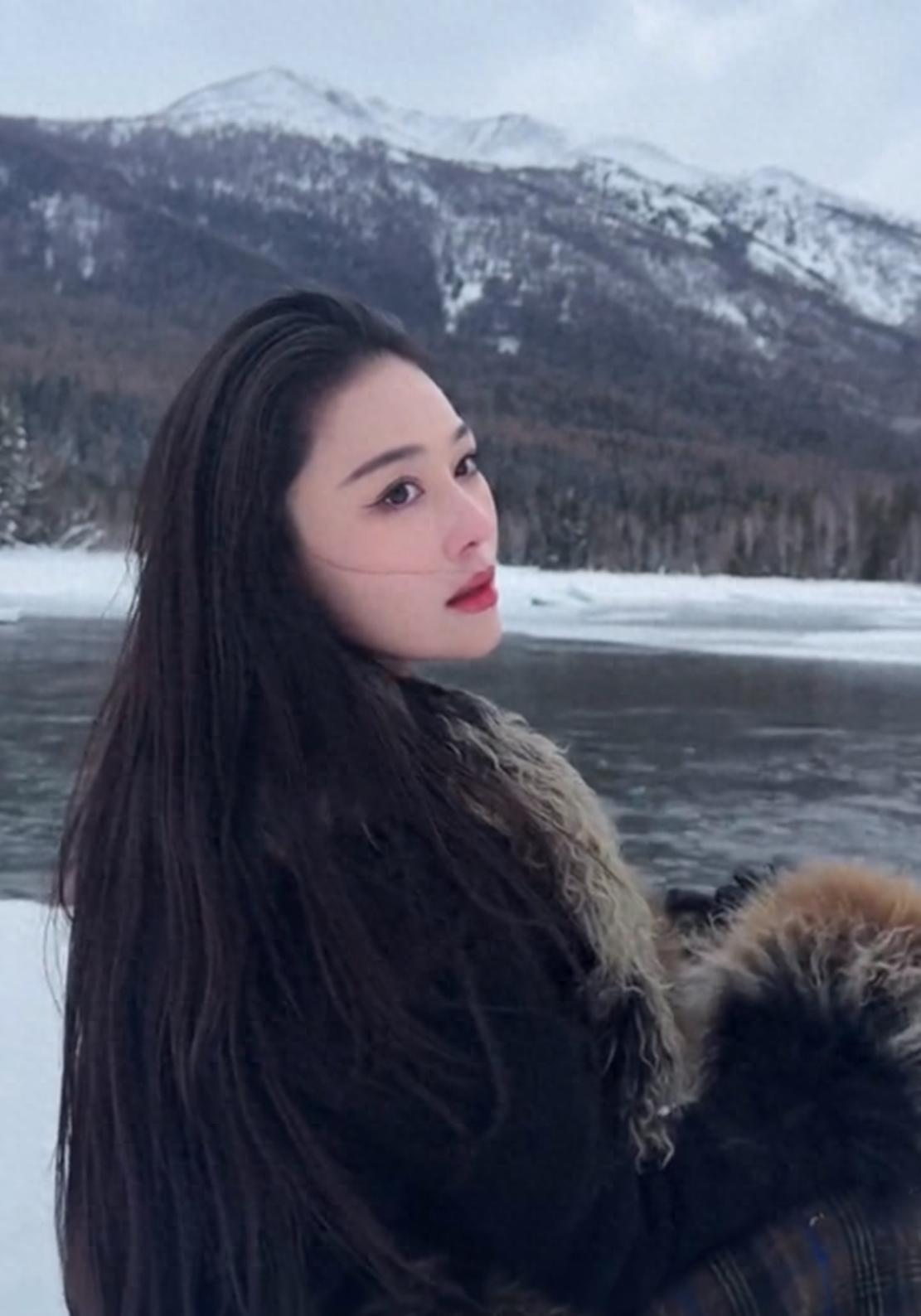 张馨予新疆度假，何捷为爱妻拍照沦陷在她美貌中，直夸老婆五官好