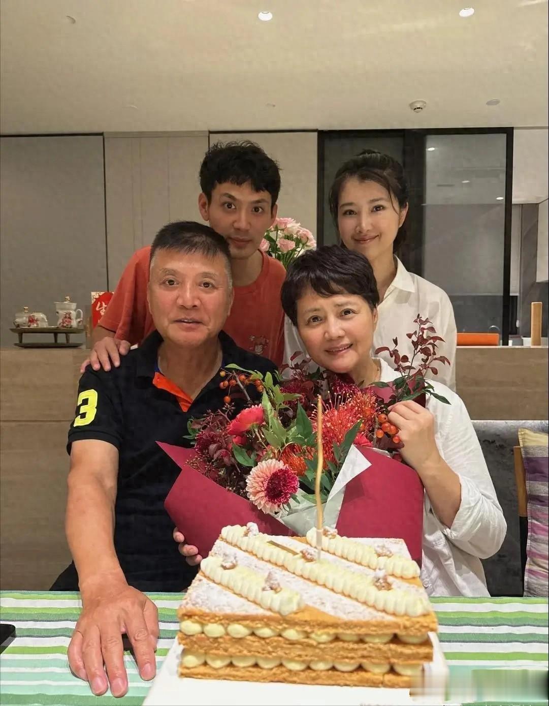 59岁茹萍现状曝光：住2000平豪宅、不用工作，继子女儿都孝顺她