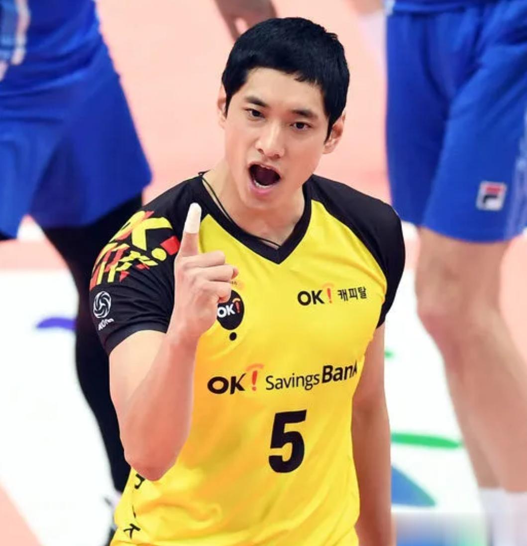 韩国男星受不了女友过度亲密，酒后当众坐大腿，忍1个月后分手