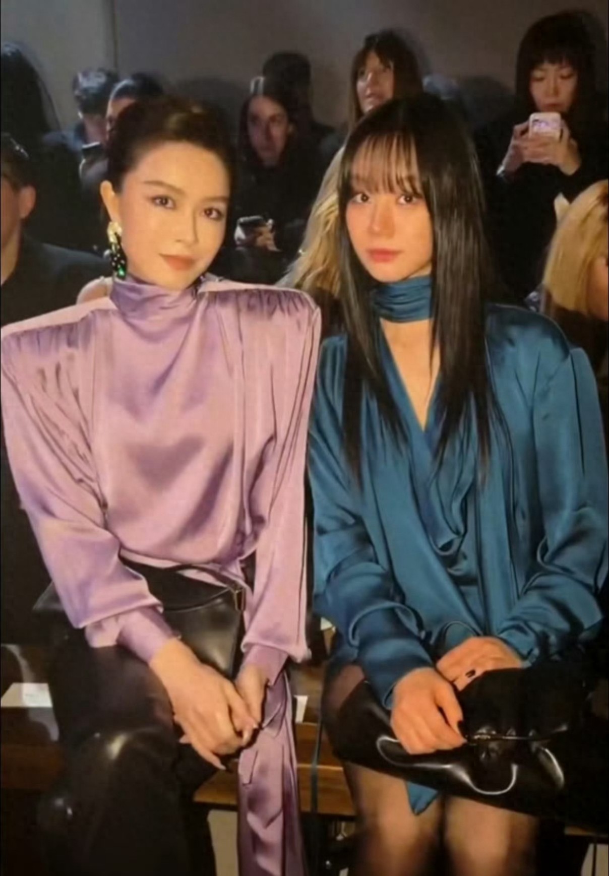 文咏珊巴黎看秀,身穿紫色垫肩上衣加黑色皮裤,复古摩登感满满