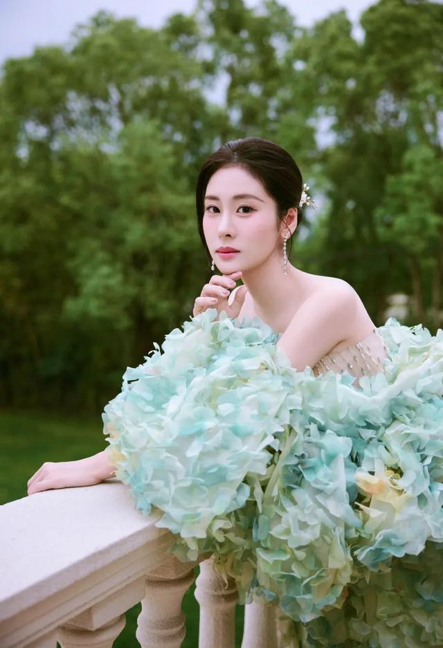 张碧晨|紧身胸衣式礼服妆容精致又大气