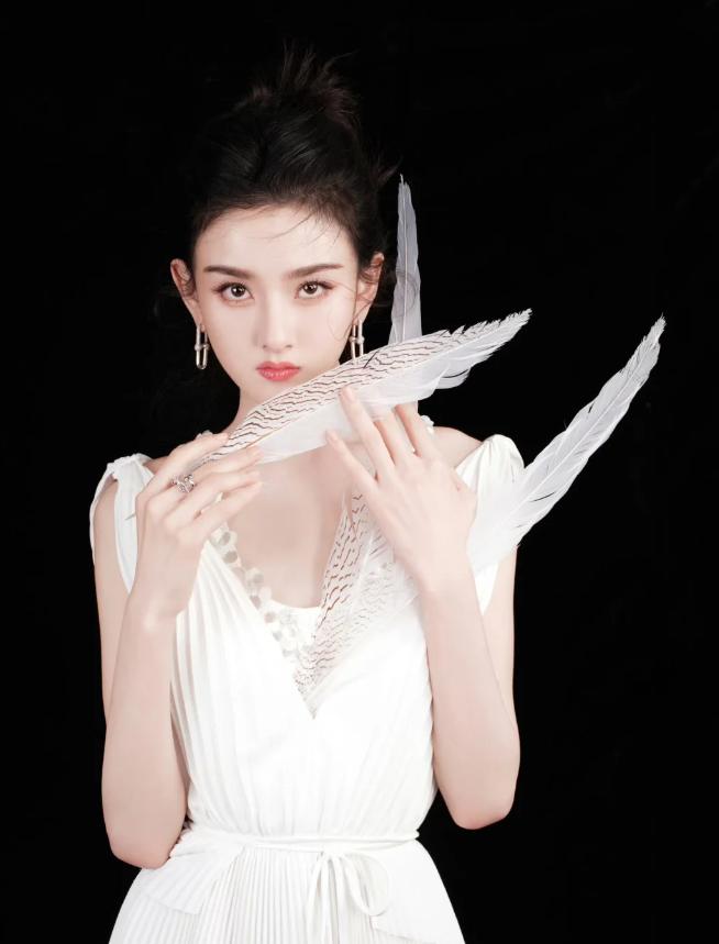 她被称为内娱最美童星，长得明艳贵气 偏偏跌入低谷现重当顶流小花