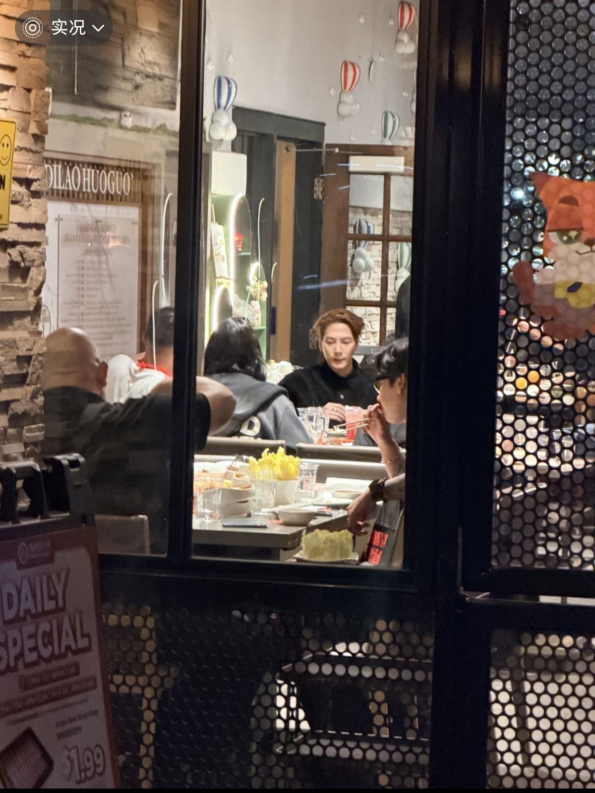 王嘉尔海底捞被偶遇，路人拍的生图是真帅，本人真好爱吃火锅呀！