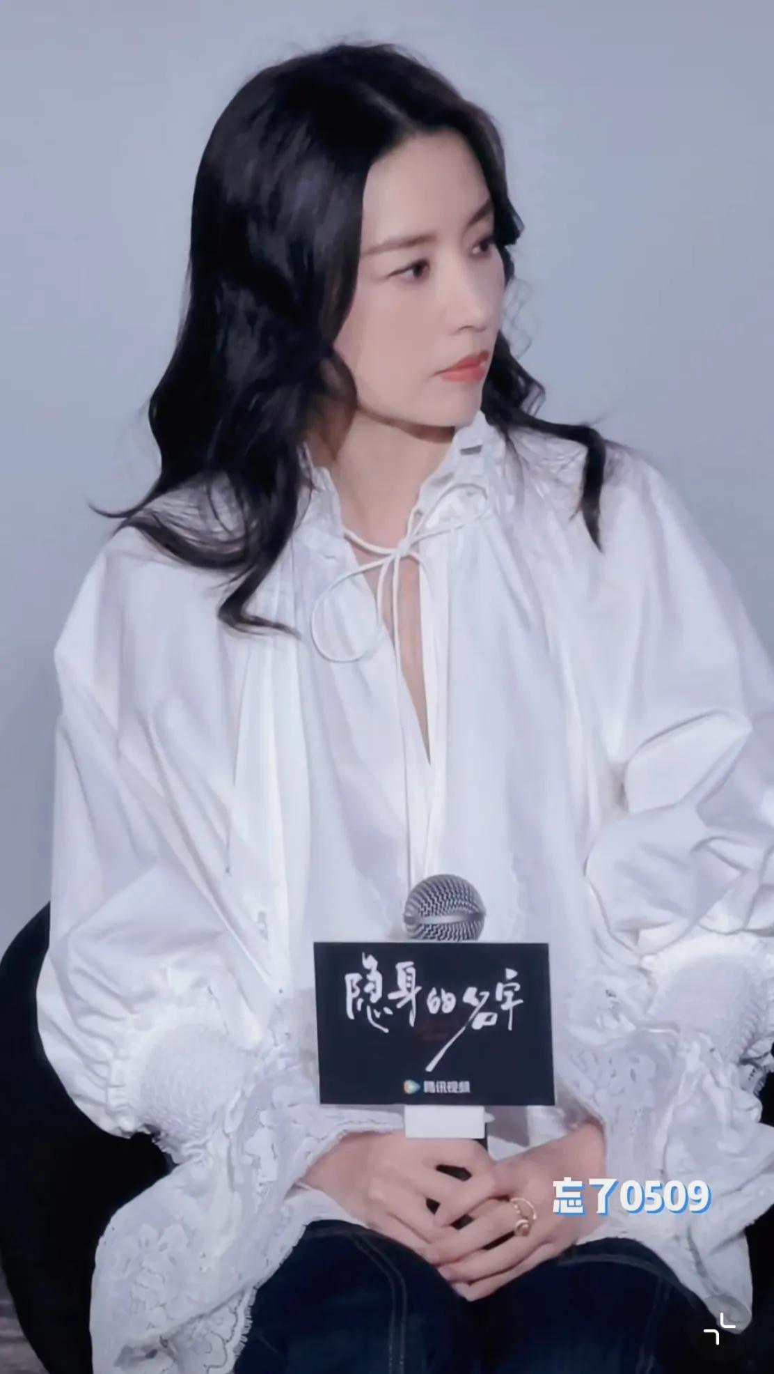 董洁穿一万块白衬衣很美,阔腿裤搭配细跟高跟鞋,160cm穿出175cm