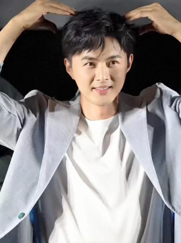 看41岁叶祖新和31岁彭昱畅的同框近照，才知油腻和清爽的区别在哪