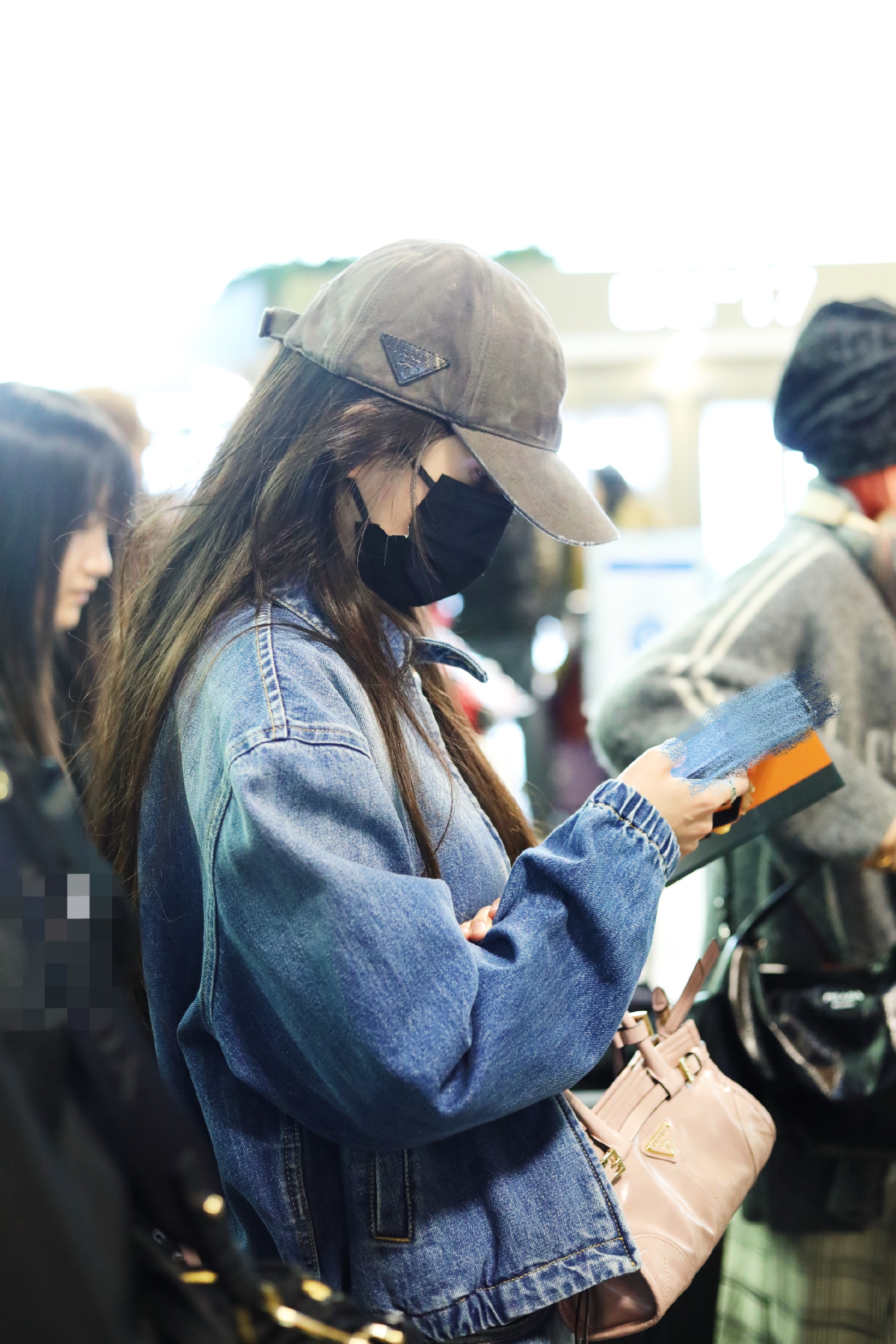 杨幂米兰看秀结束赴泰国拍戏，条纹T恤搭配牛仔外套，青春靓丽