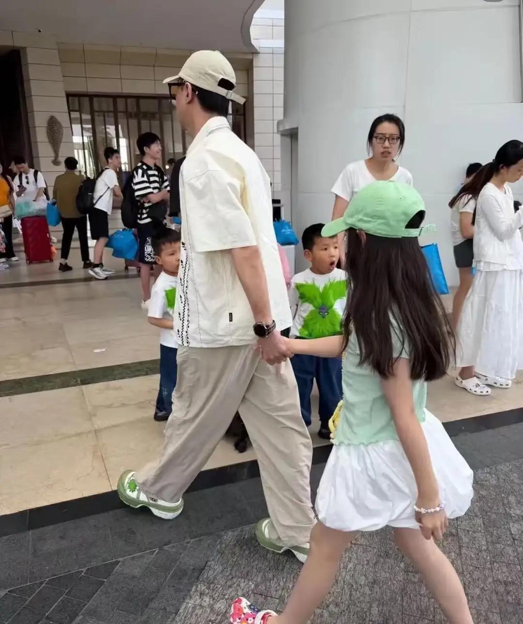 董璇大年初九回婆家,一家21口合照,张维伊外婆感动的热泪盈眶