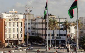 暴君卡扎菲：27岁抢政权，带美女保镖狂怼全球，最后竟死在下水道里！