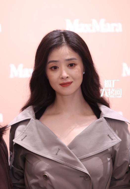 短剧演员生图现原形，嘴歪脸肿像发面馒头，弯腰驼背沧桑感十足