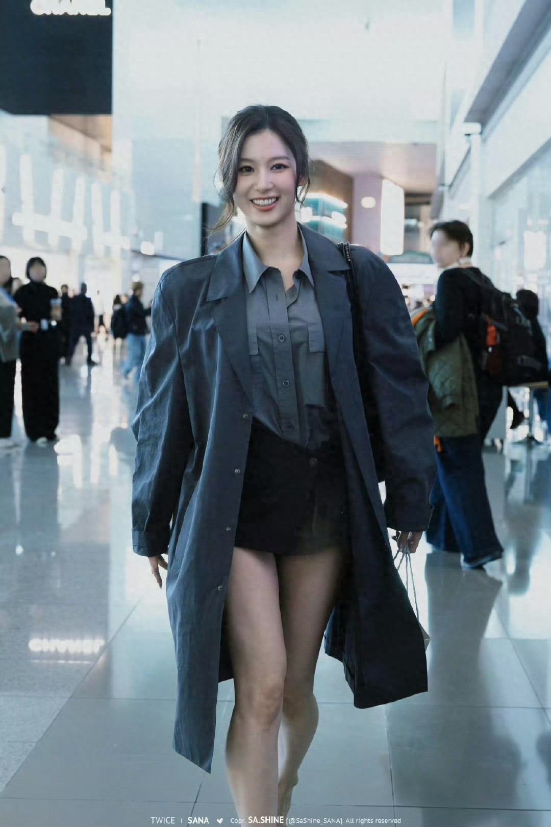 Sana 昨日Prada女郎的机场look ???