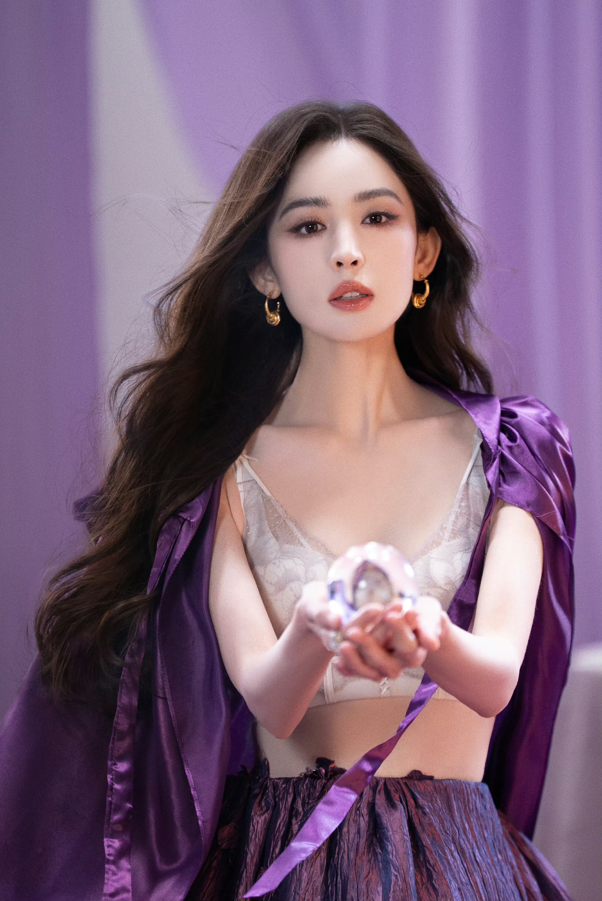 古力娜扎内衣秀，魅惑的女王捧着水晶球对施展魔法