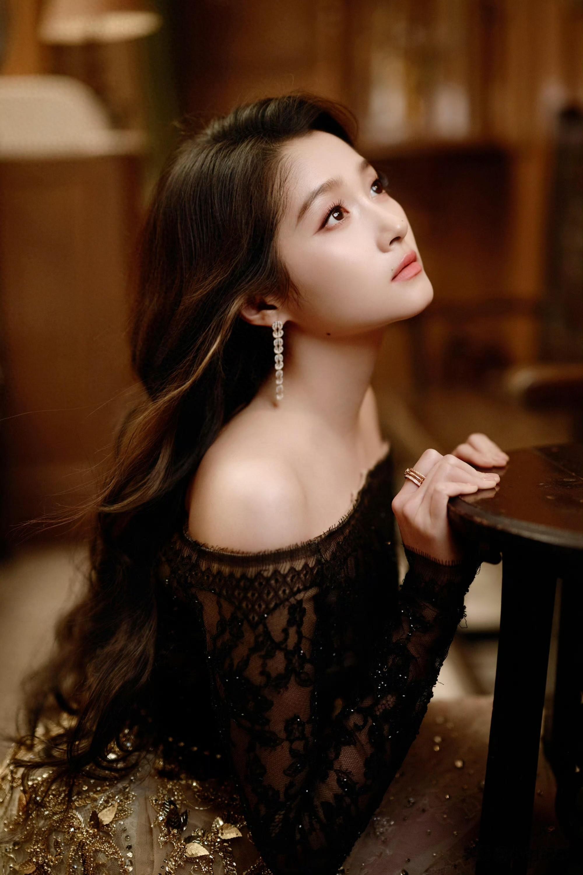 关晓彤｜脸变小了 ???？是化妆技巧升级了？还是新找的造型师有魔法？