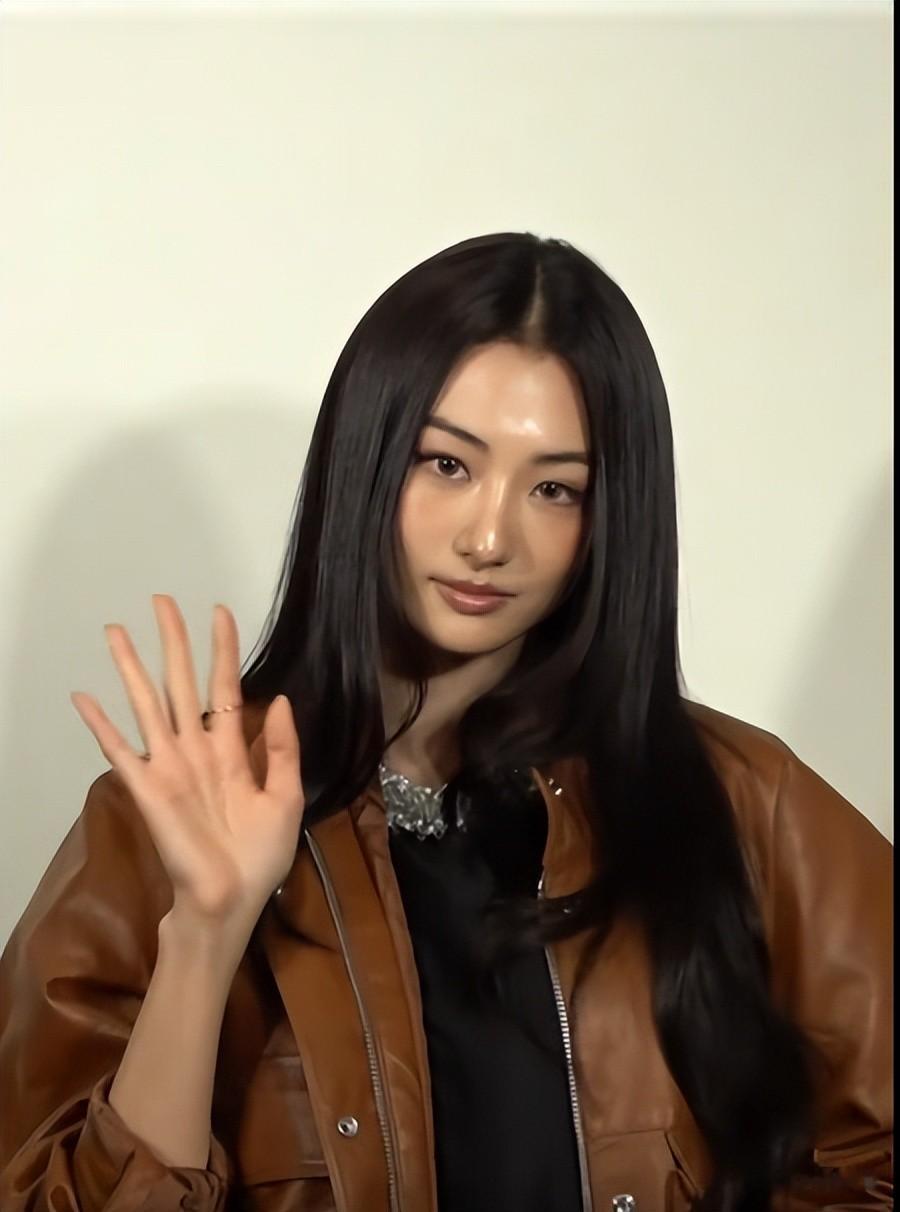 香港活动太真实！郑秀文脸肿，李现瘦成皮包骨，甘比拎51万包土气