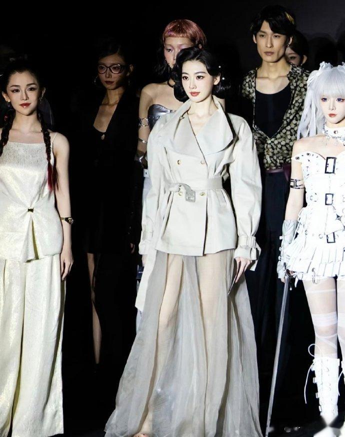 被短发的赵丽颖惊艳 不穿暴露礼服却艳压群芳 网友：林更新得避嫌了