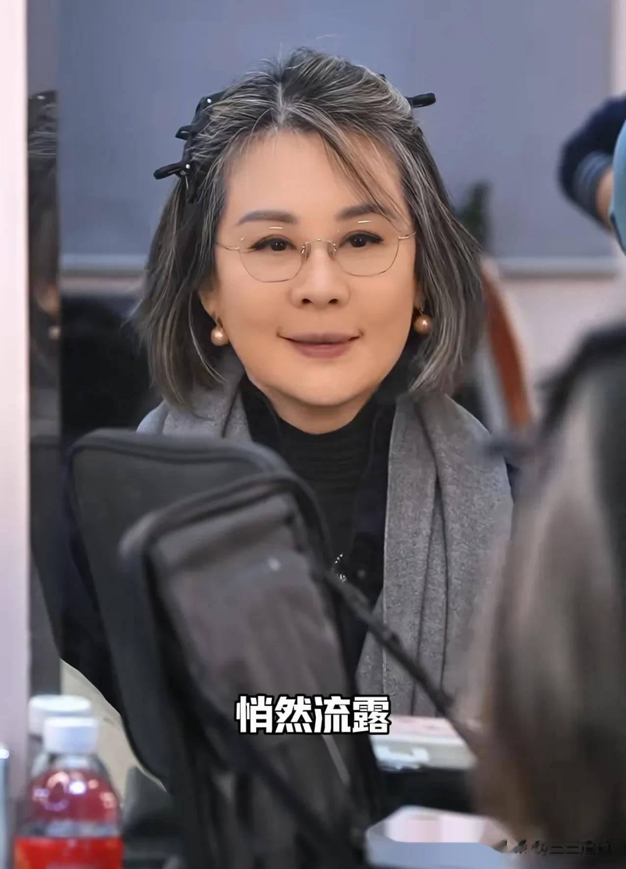 63岁丛珊现身，“满头白发”不影响颜值，看起来像43岁
