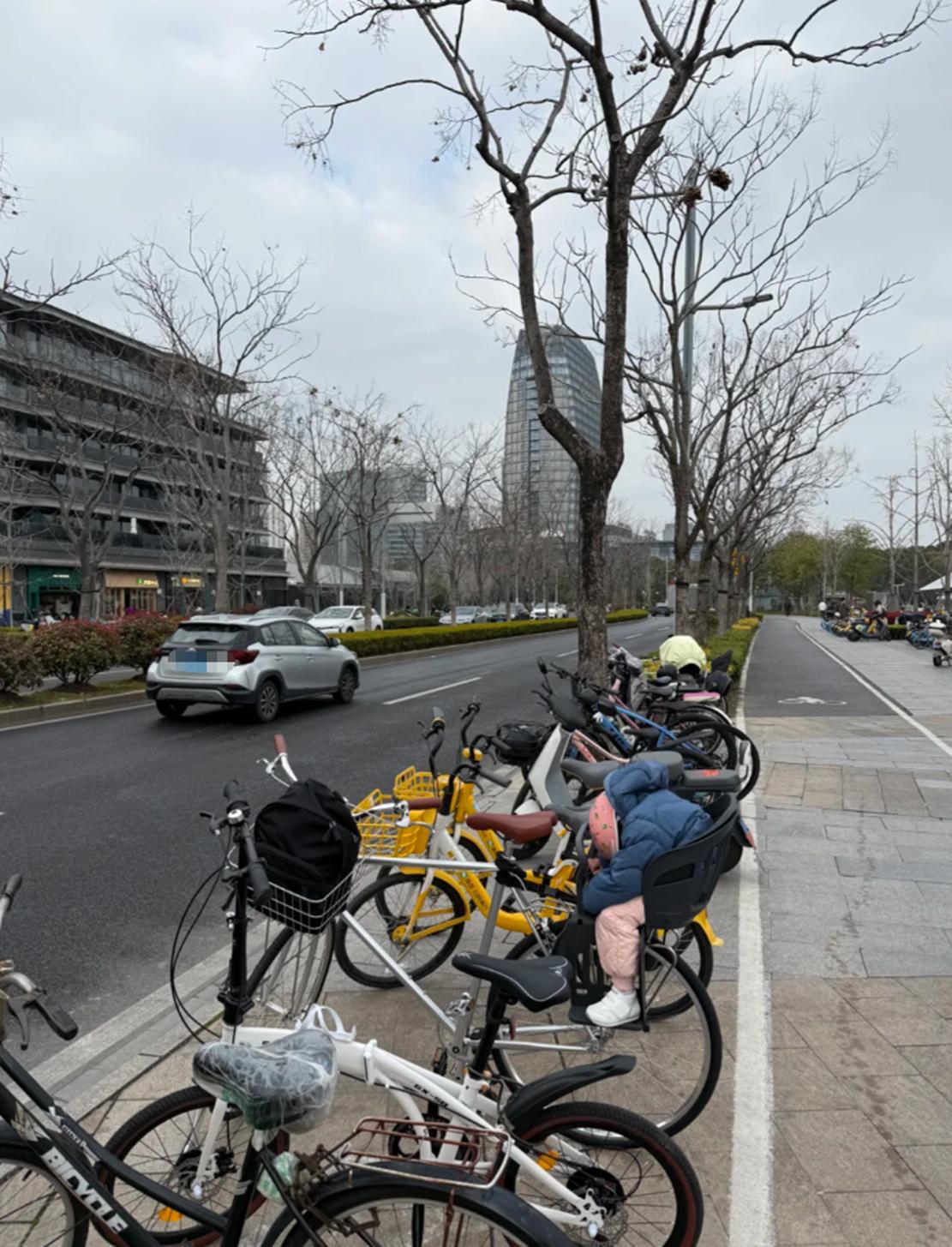 雎晓雯骑车遛娃，状态少女，金大川好显老，夫妻俩可不像姐弟恋