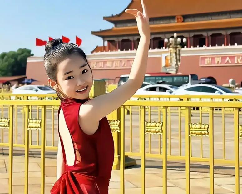 高云翔为父亲庆生住小套房，父亲出镜满头白发，小酒窝长得像爷爷