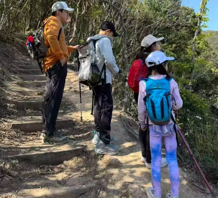 郭晶晶霍启刚周末带娃爬山，三个孩子长大不少，辣妈素颜美得真实