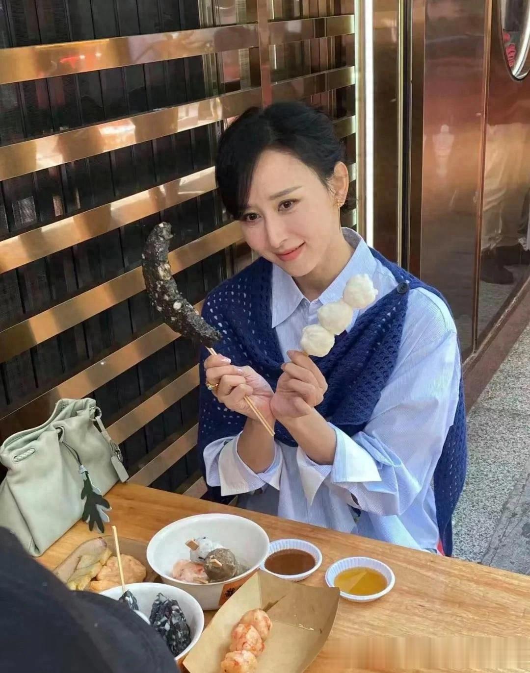 48岁胡静去潮汕逛菜市场,她扎着丸子头,背着名牌包气质非常好