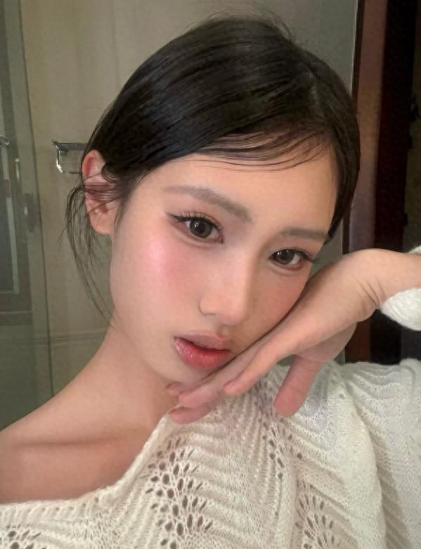 徐帆一家三口拍新春全家福!20岁女儿新造型超美似王楚然,好温馨