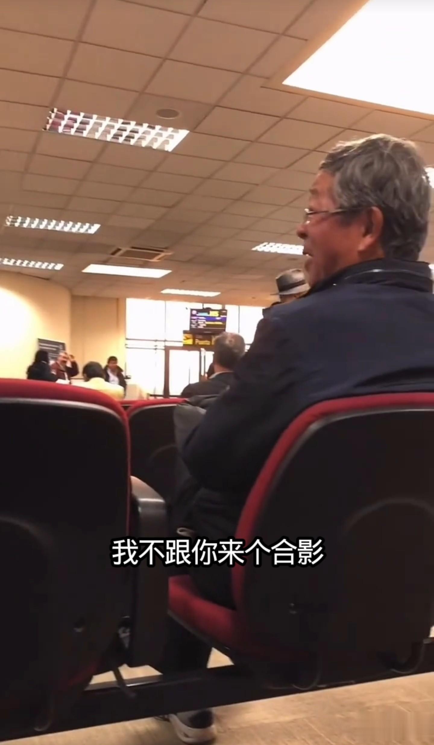 徐峥玻利维亚被偶遇，摆手拒绝合影，不让粉丝拍他，一脸不耐烦