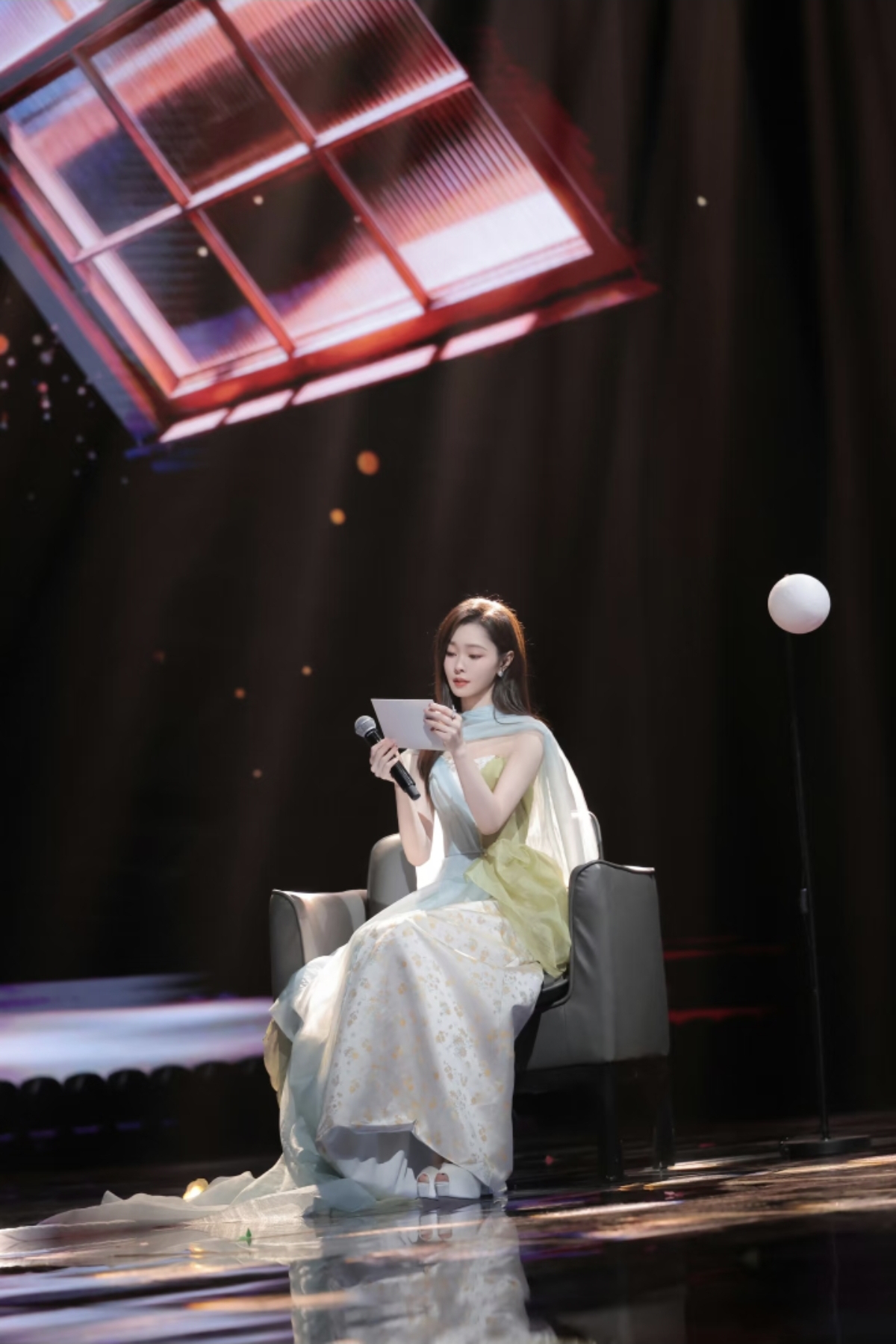 美的轻轻松松！宋轶网晚彩排花絮，一袭浅色长裙又美又温柔呀！