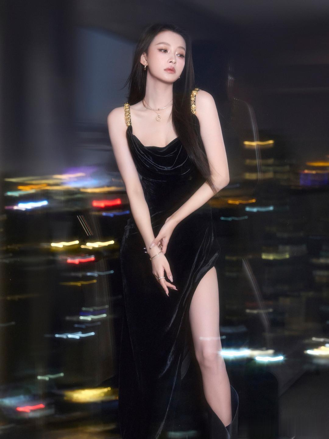 孙怡全新穿搭写真，黑裙如砚，率性不羁。