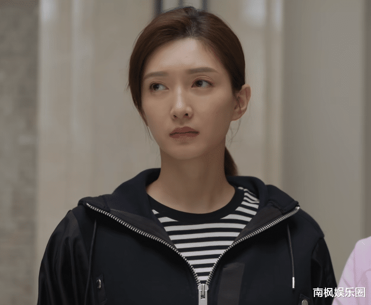 江疏影，被迫下桌