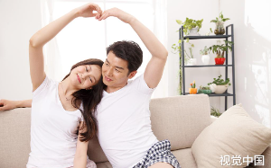 养女偷钱3年后回来接我妈享福，我指着黄土笑了：磕头吧，妈在里面