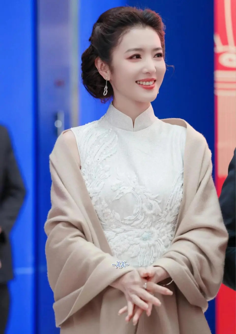 文联春晚现场太真实！明星高清真实面目曝光，章子怡边排队边补妆