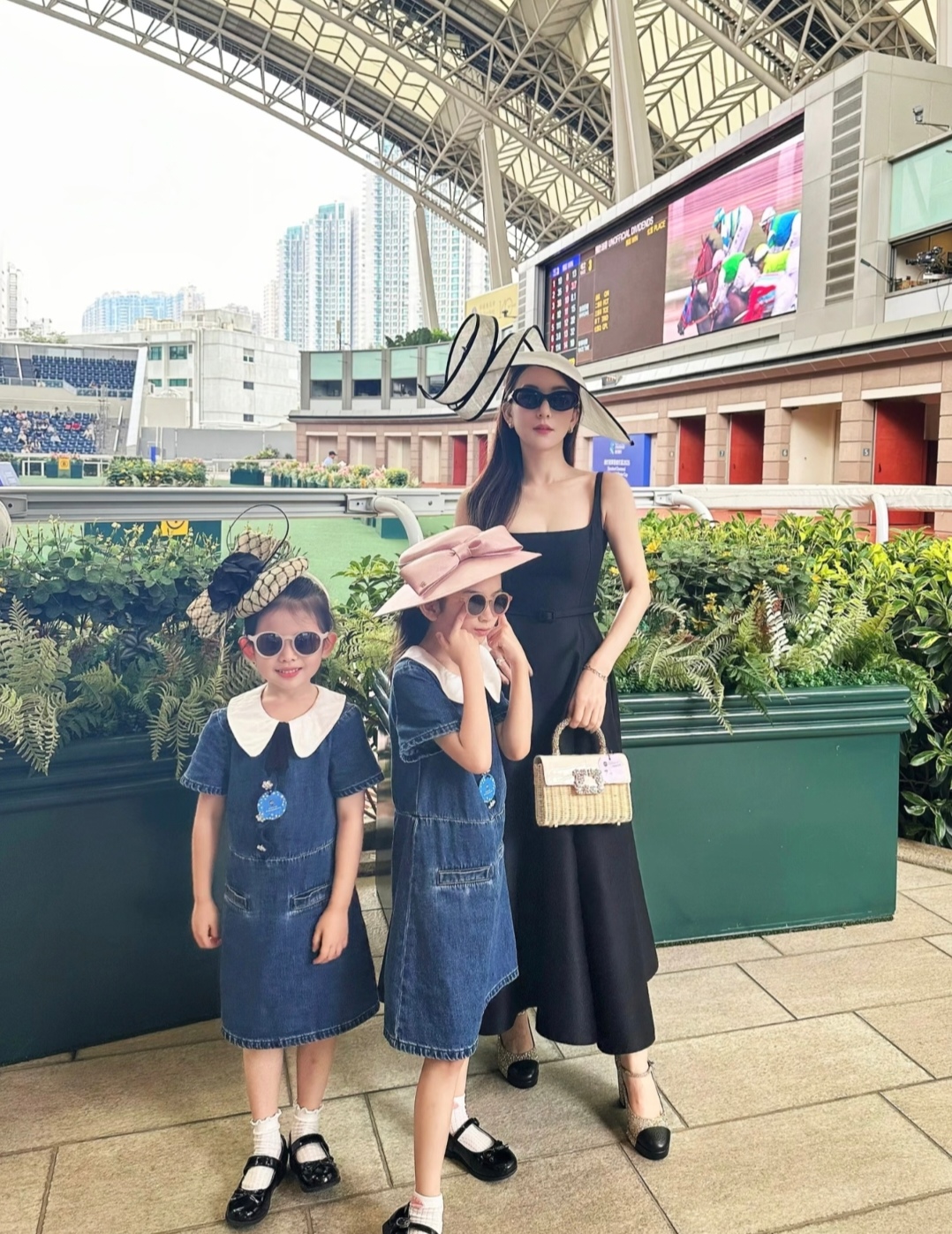 陈凯琳晒与三个儿子合影，美得像芭比娃娃，儿子们比爸爸郑嘉颖帅