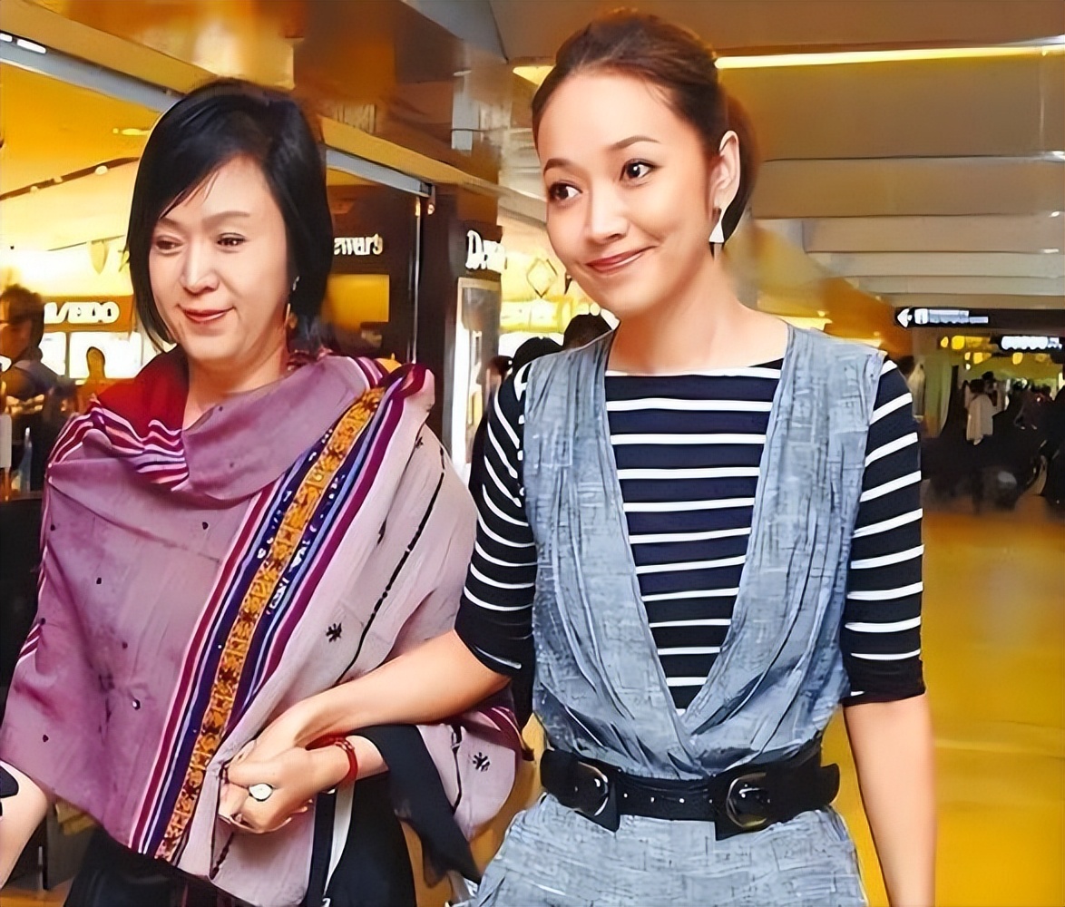 和已婚富豪同居31年不结婚,私生女成大明星,如今坐拥亿万家产