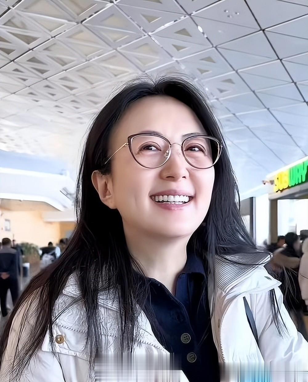 杨童舒现状：50岁年轻的像30岁，是大学教授，儿子长相帅气很像她