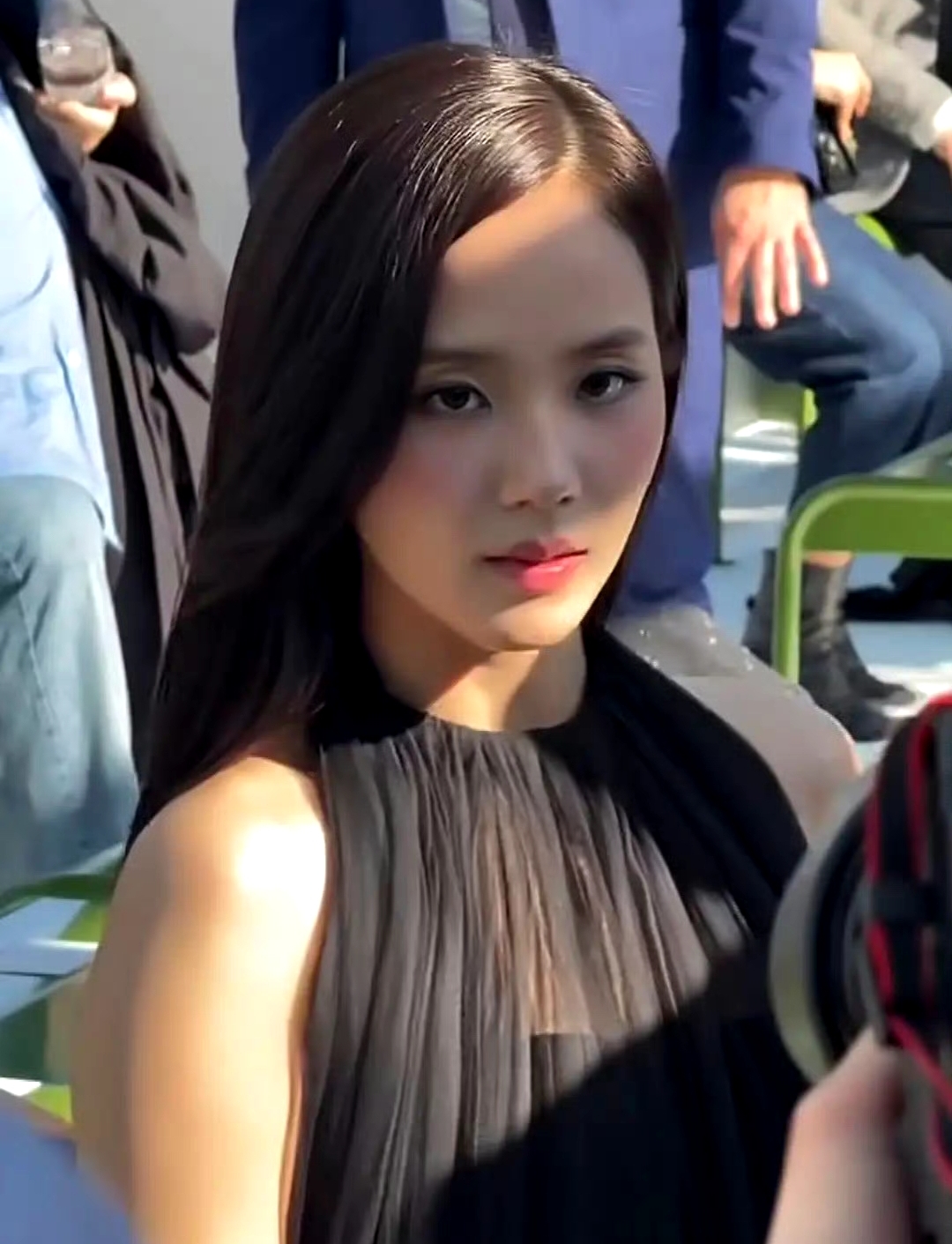 明艳的美貌成功给人留下了深刻的印象