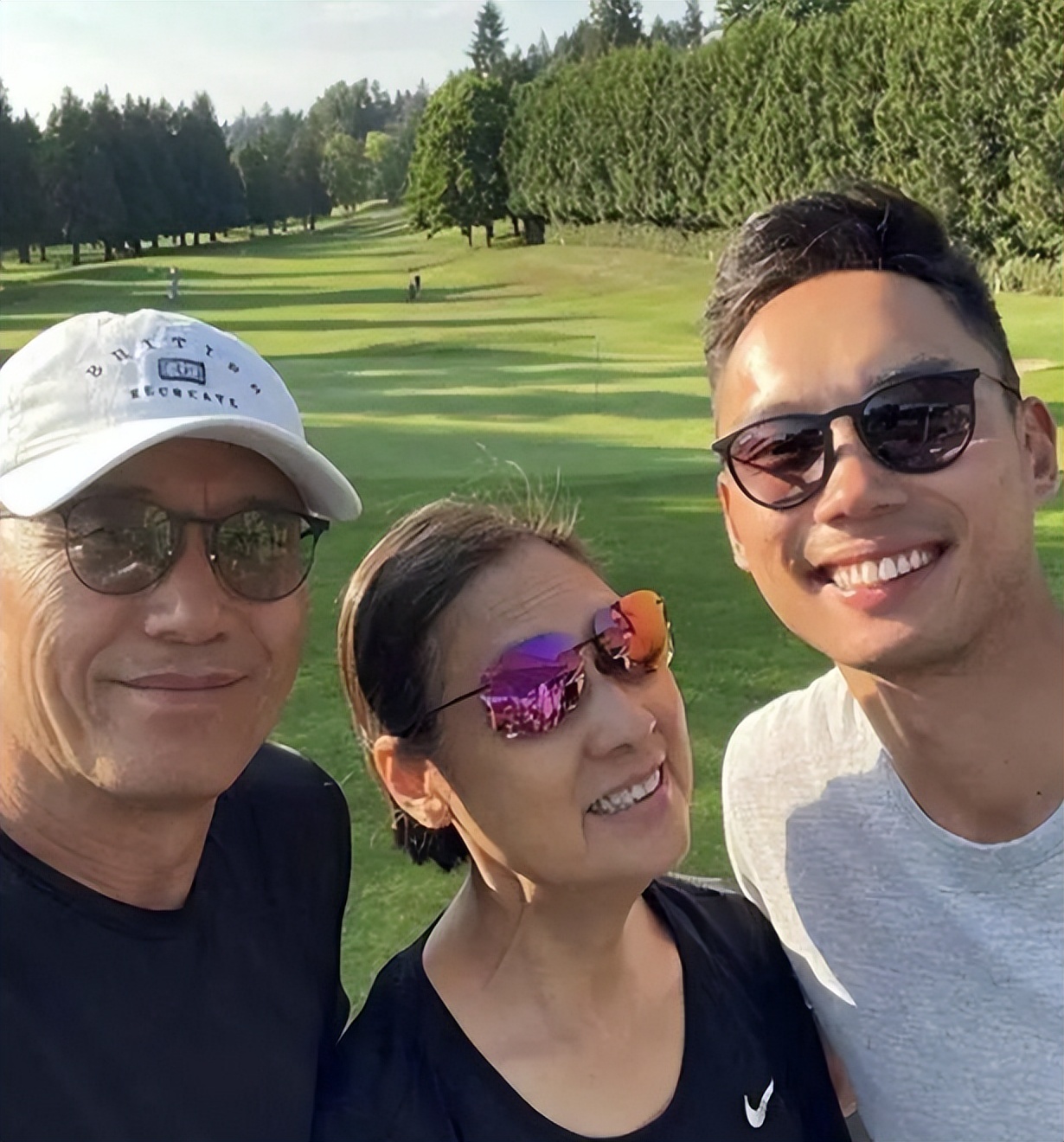 苗侨伟与儿子现身海口，父子俩身材健硕引注目，32岁儿子好腼腆