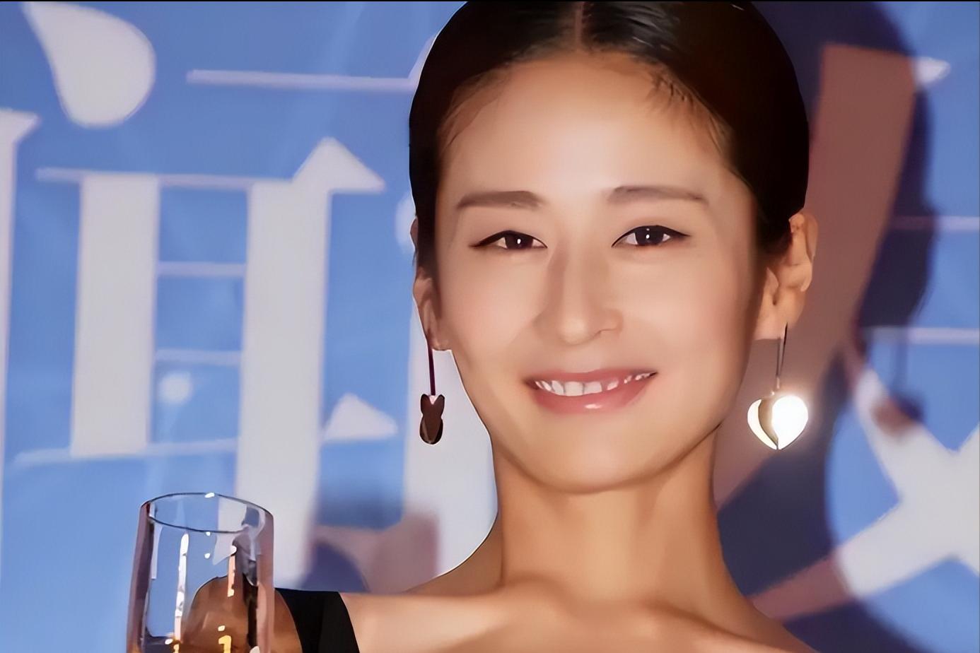 真人黑瘦干瘪,荧幕里却倾国倾城,这5位“上镜脸”女星反差好大