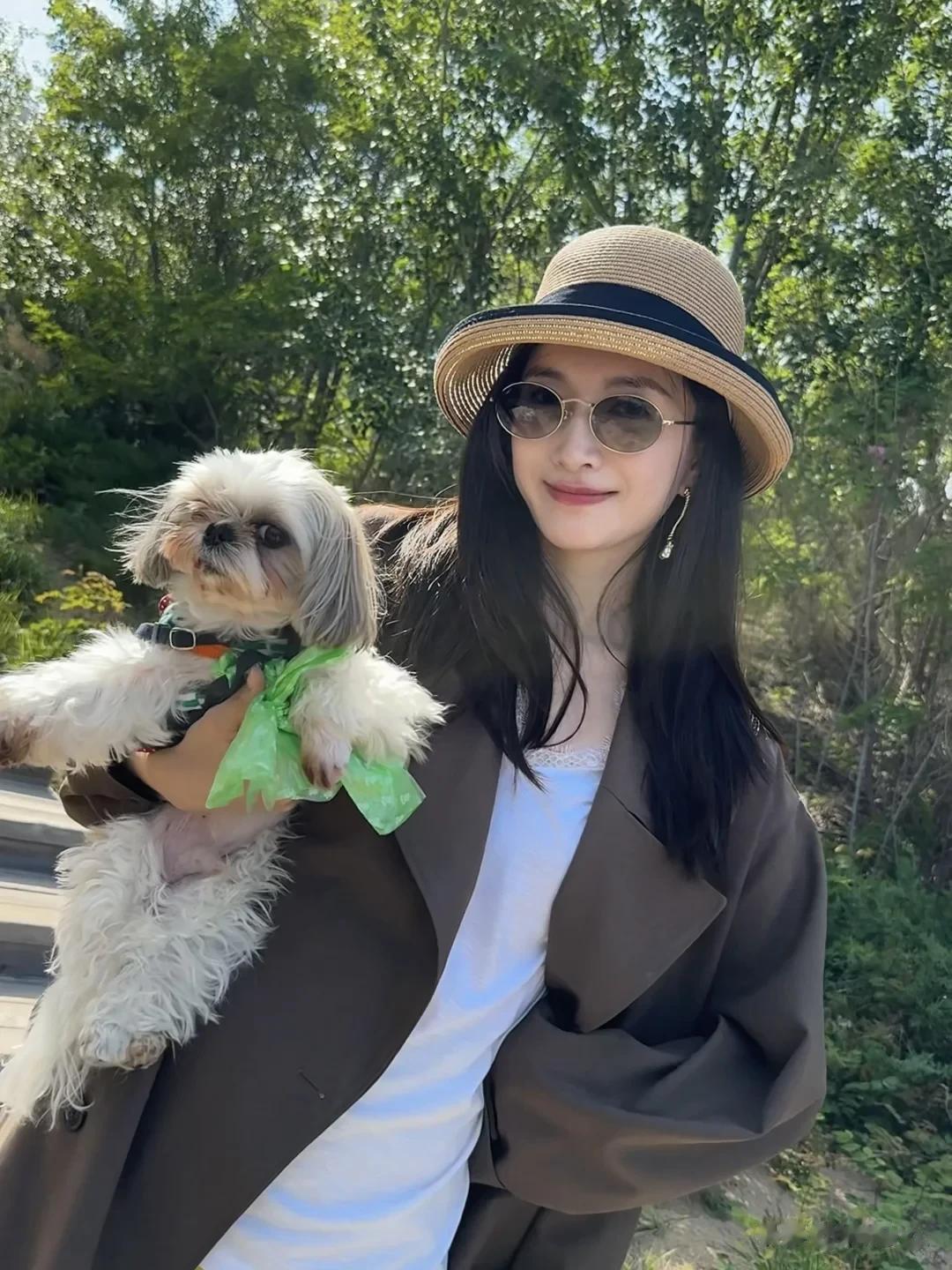 39岁江疏影跳手势舞：T恤+阔腿裤，减龄又高级，颜值依旧抗打