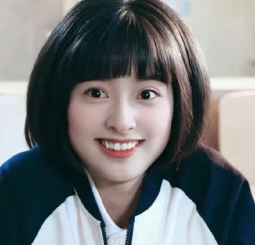 短剧演员生图现原形，嘴歪脸肿像发面馒头，弯腰驼背沧桑感十足