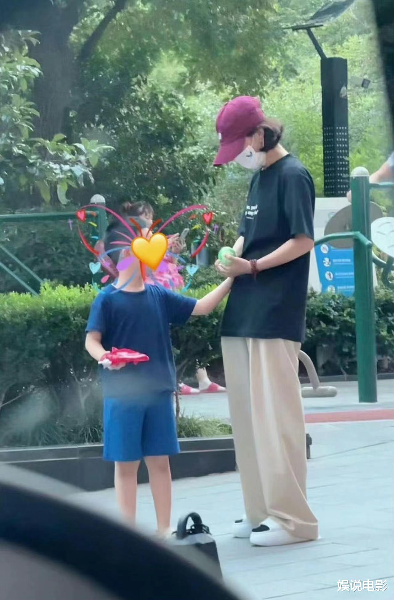 狗仔曝赵丽颖和导演赵德胤恋情没有下文，为了孩子赵丽颖深居简出