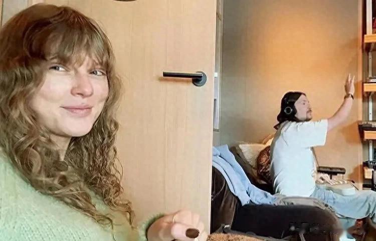 霉霉公开录制幕后素颜照！网友：老了发福了