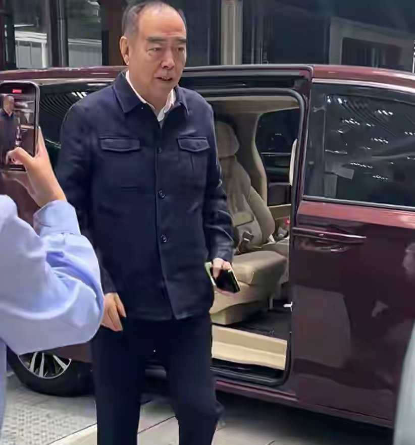 74岁陈凯歌在三亚豪宅过年，屋内一尘不染，没有多余花哨的摆件