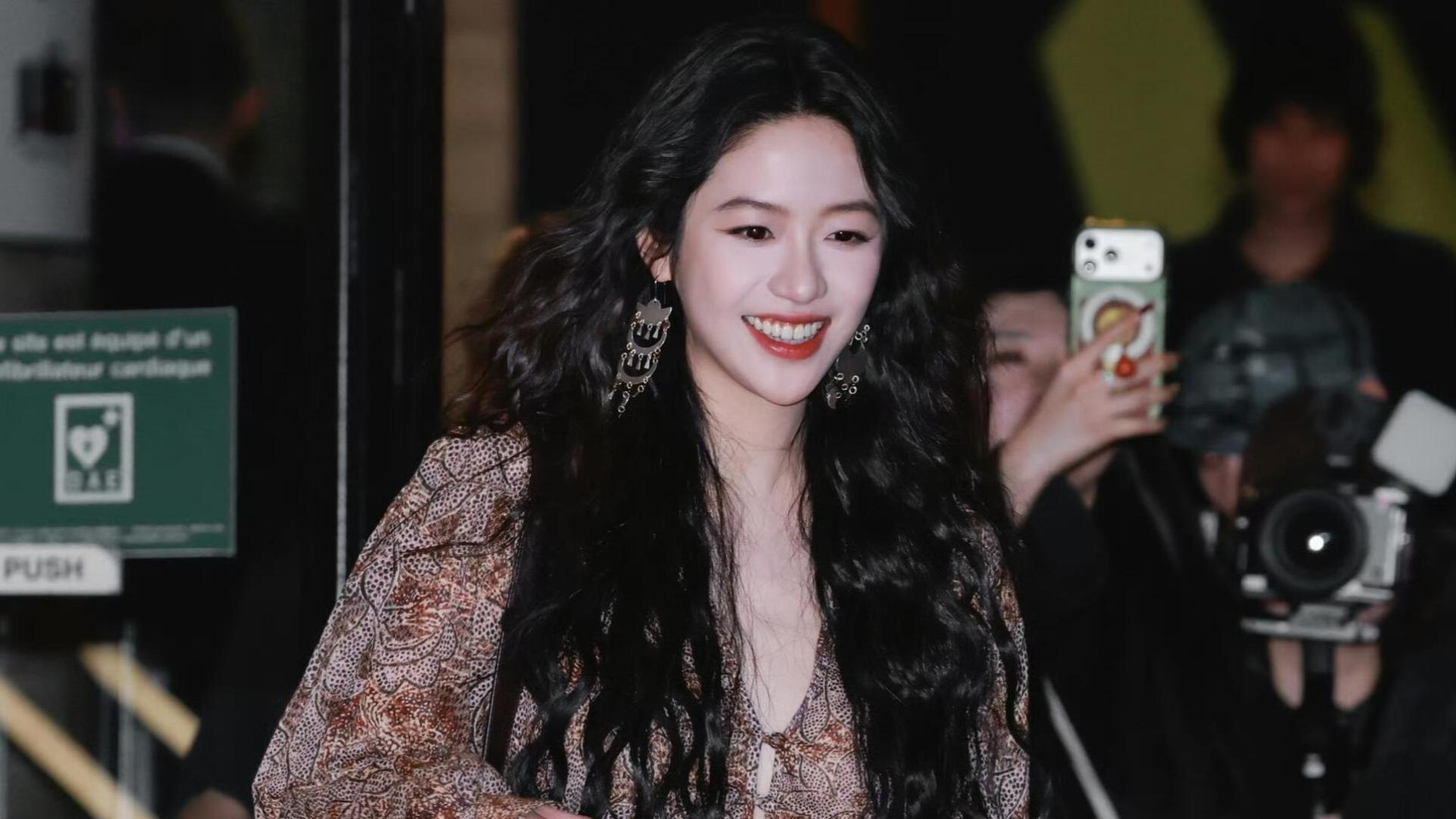 向涵之巴黎街头美出圈